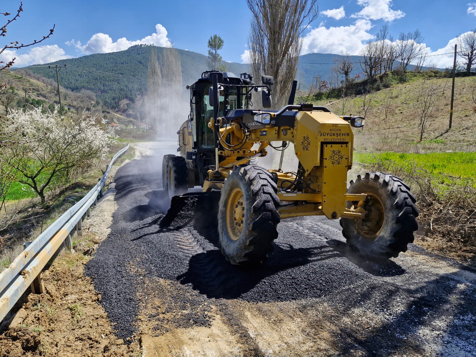 Başkan Çerçioğlu’nun öncülüğünde Aydın’ın tüm ilçelerinde yol yapım ve yenileme çalışmaları sürüyor
