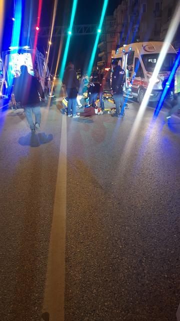 Bariyerlerden atlayan  yayaya motosiklet çarptı: 2 ağır yaralı