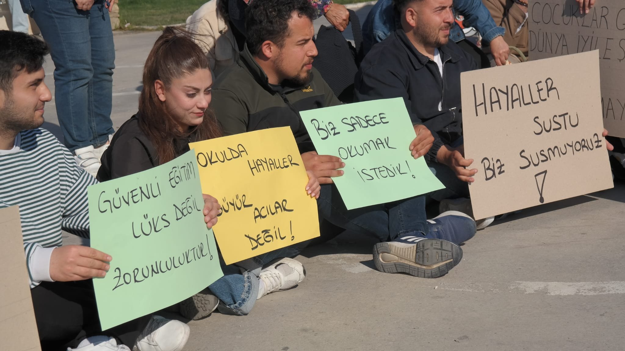 CHP’li gençlerden ‘Şiddete’ karşı oturma eylemi