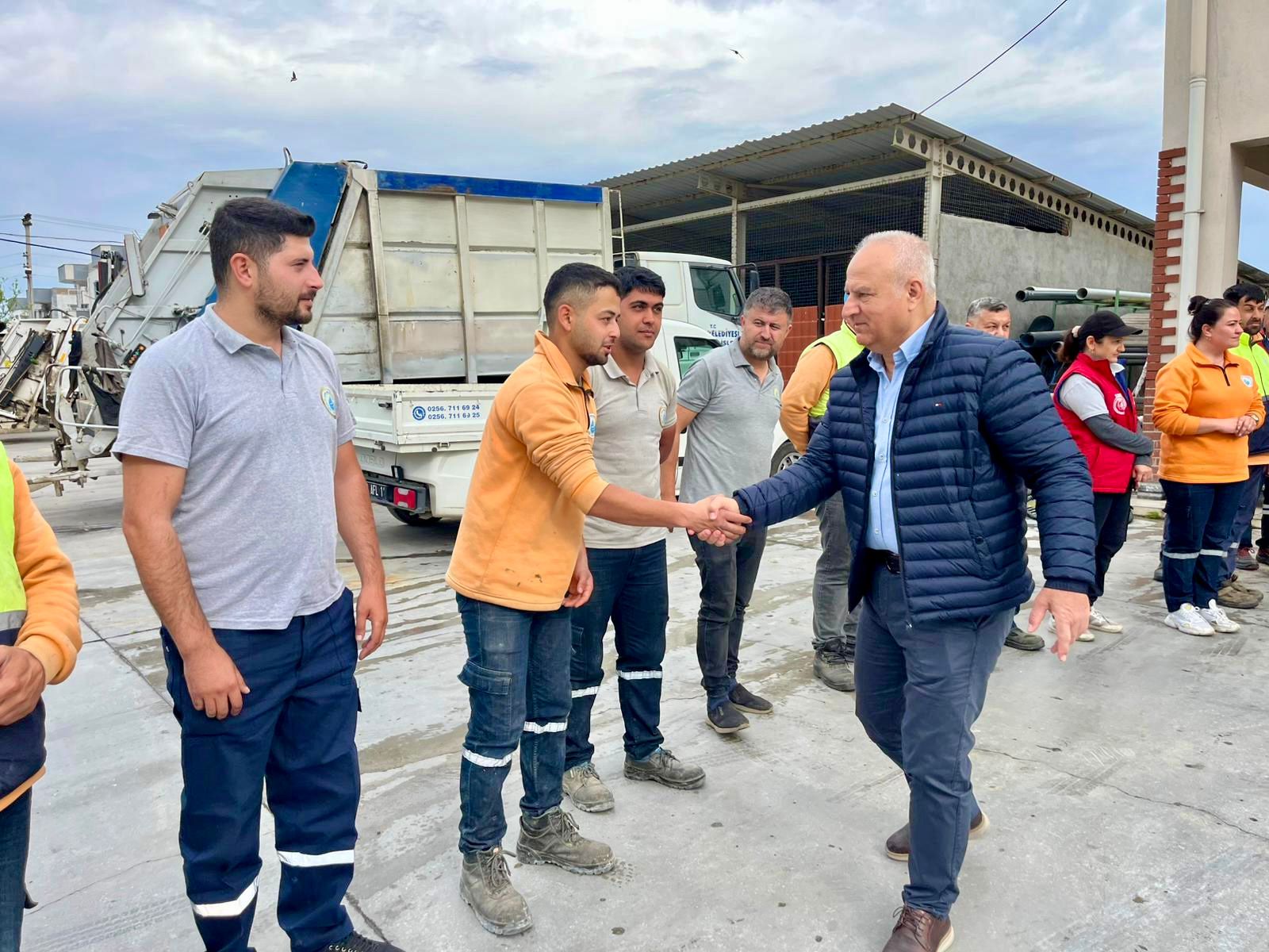 Başkan Kıvrak, 1 Mayıs’ta görevi başındaki personeli yalnız bırakmadı