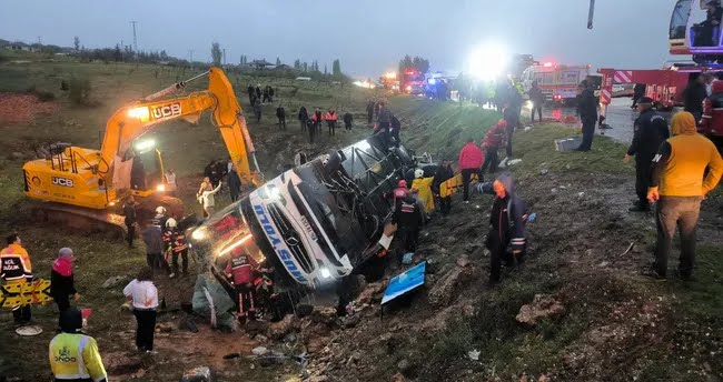 Yolcu otobüsü şarampole devrildi! Ölü ve yaralılar var