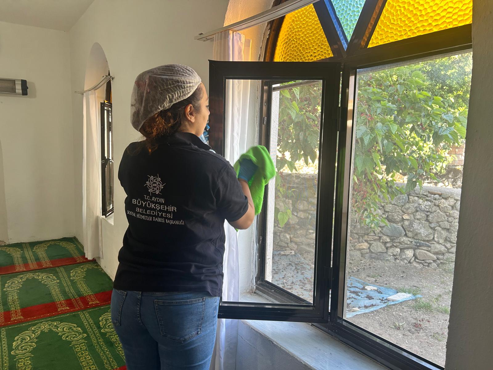 Aydın Büyükşehir Belediyesi’nden bayram öncesi camilerde temizlik