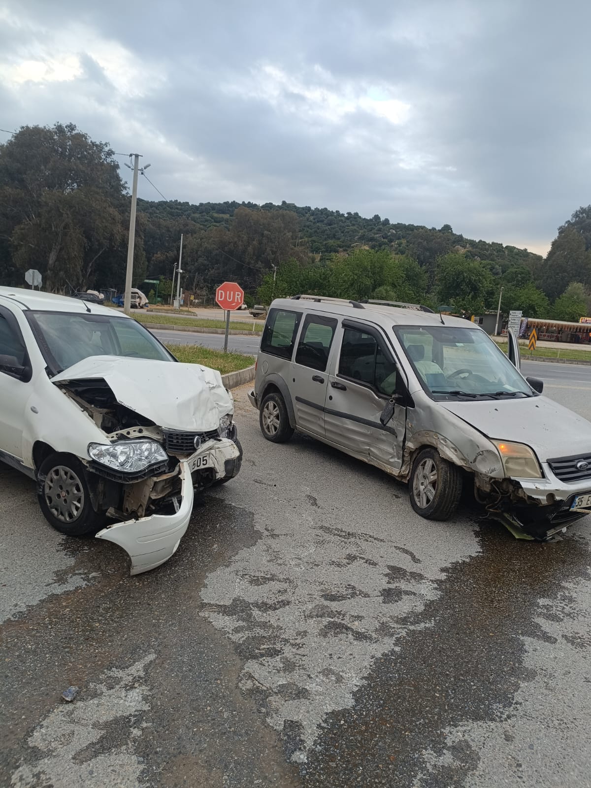 Çine’de hafif ticari araç ile otomobil çarpıştı: 2 yaralı