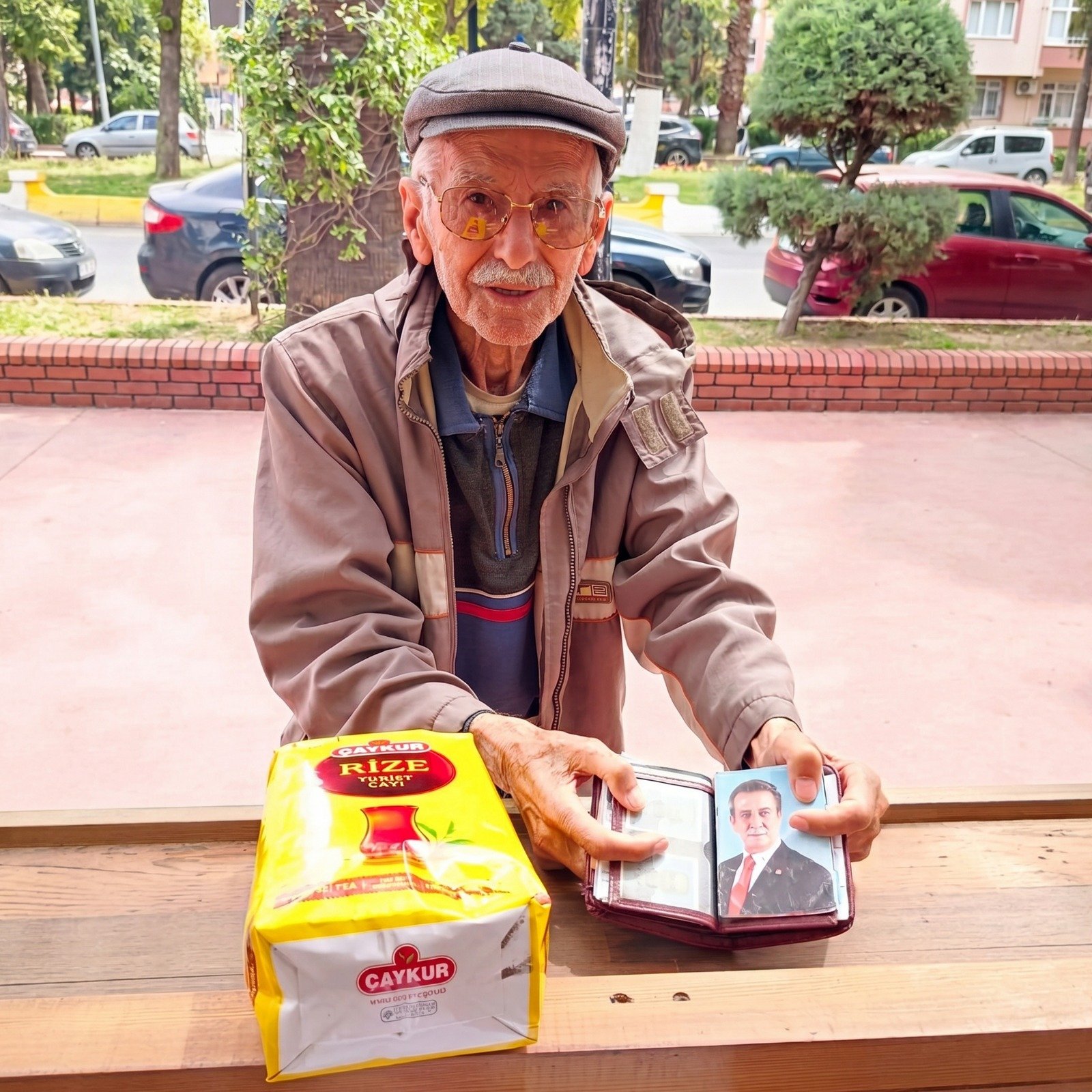 Başkan Anıl Yetişkin’in ücretsiz çay ikramı dayanışma harekâtına dönüşüyor