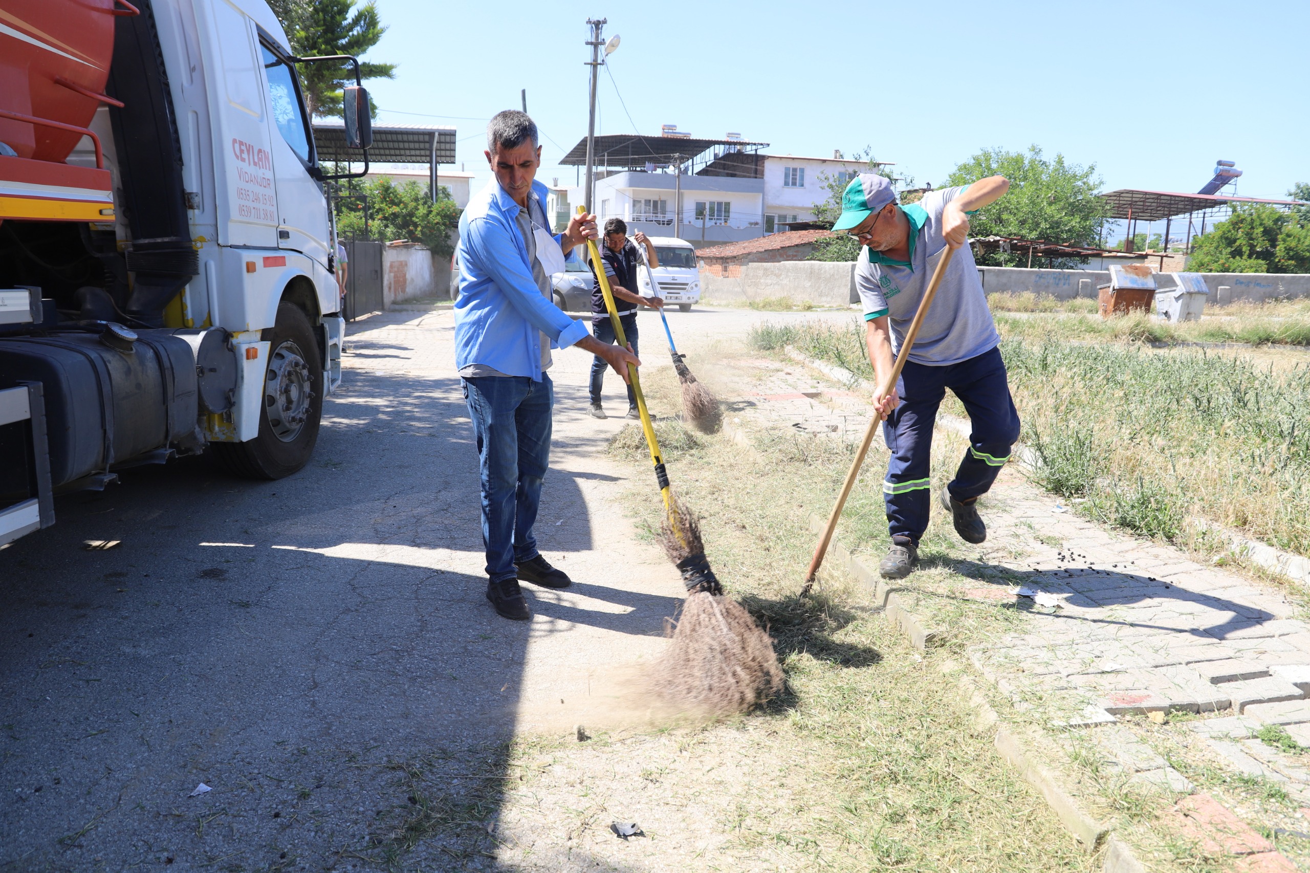 Nazilli Belediyesi’nden park ve yeşil alanlarda temizlik seferberliği