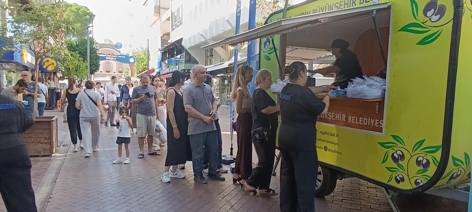 Aydın Büyükşehir Belediyesi’nden vatandaşlara aşure ikramı