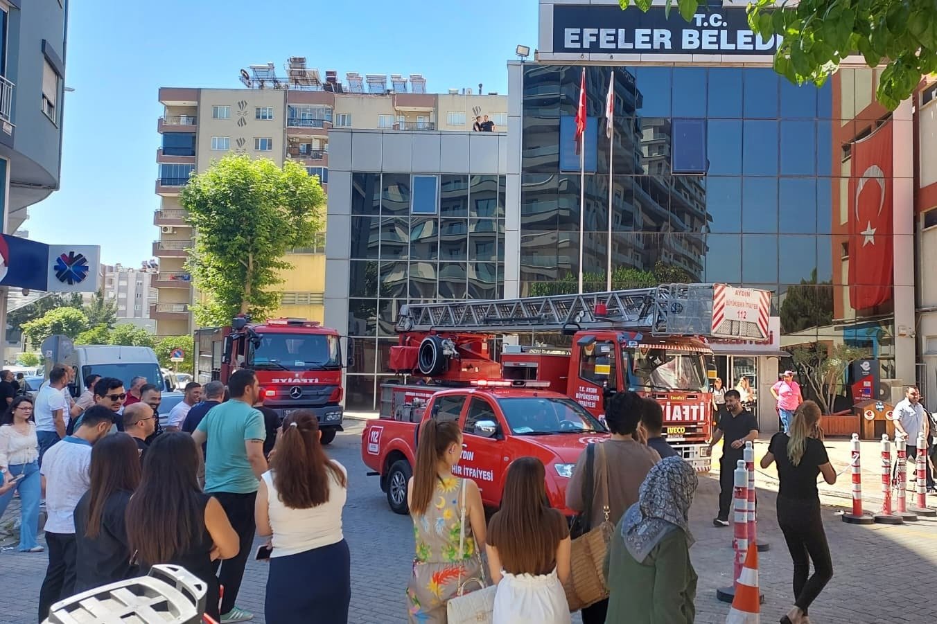 Efeler Belediye binasında yangın: Personel eğitimler sayesinde hızla tahliye edildi
