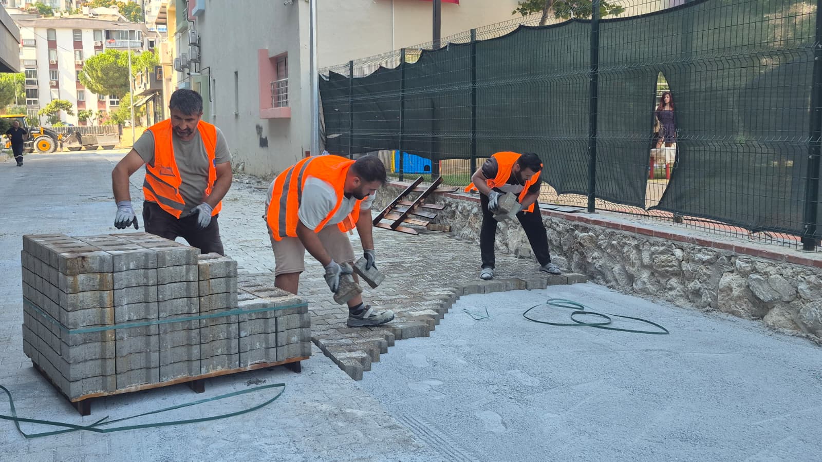 Kuşadası Belediyesi yol yapım çalışmalarına aralıksız devam ediyor