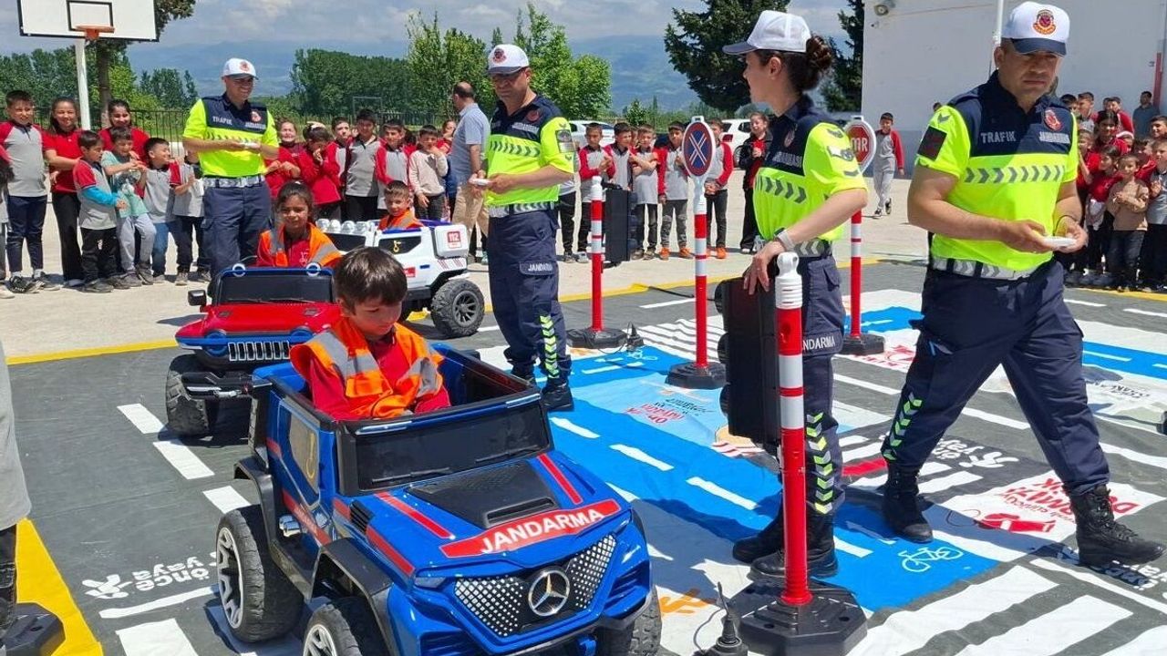 Aydınlı minikler trafiği jandarmadan öğrendi