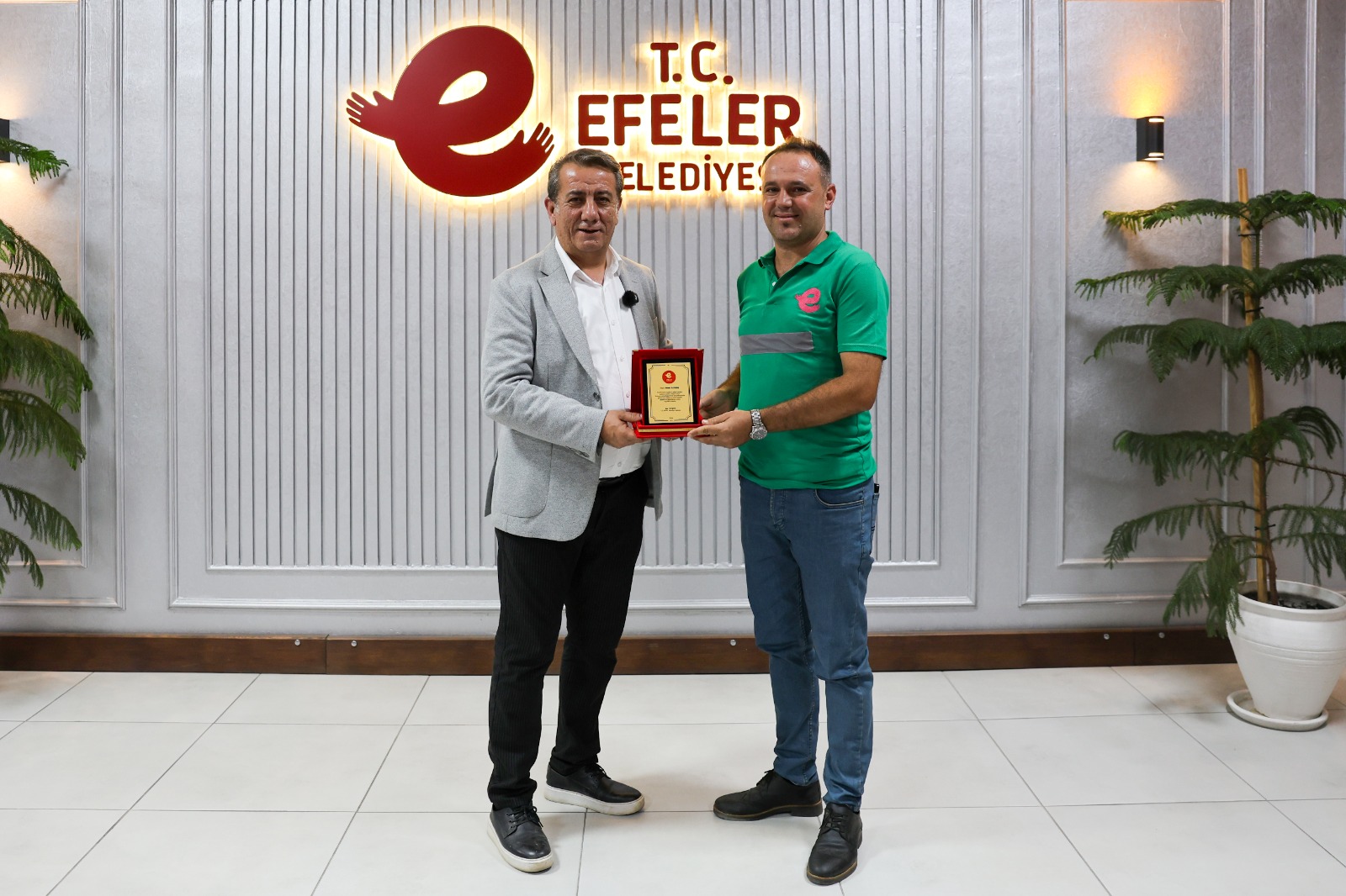 Can kurtaran belediye personeline Başkan Yetişkin’den hediye altın ve plaket