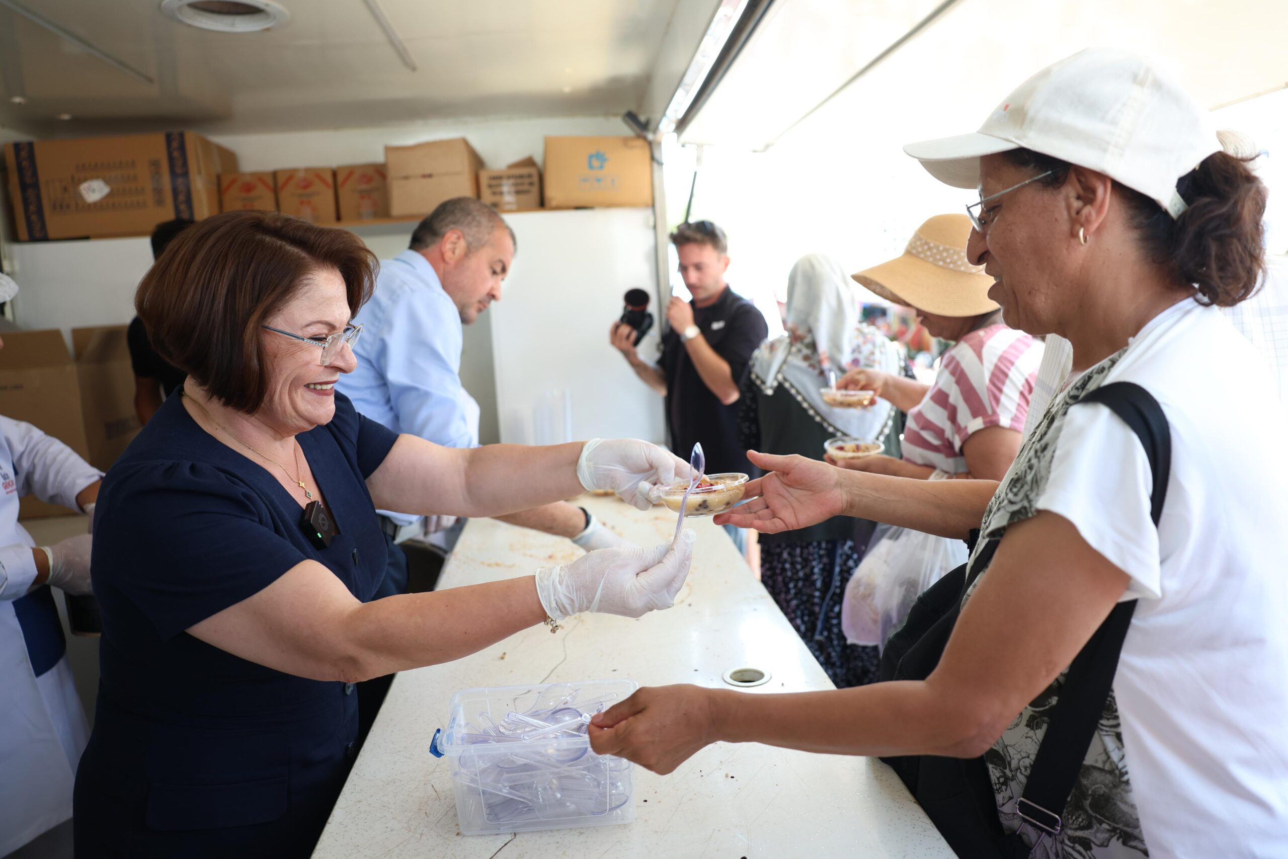 Didim Belediye Başkanı Hatice Gençay’dan 8 bin kişilik aşure ikramı