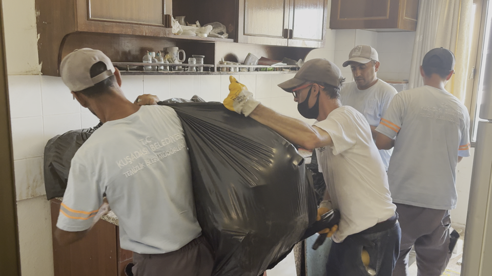 Kuşadası Belediyesi’nden çöp eve hızlı müdahale: 2,3 ton atık tahliye edildi
