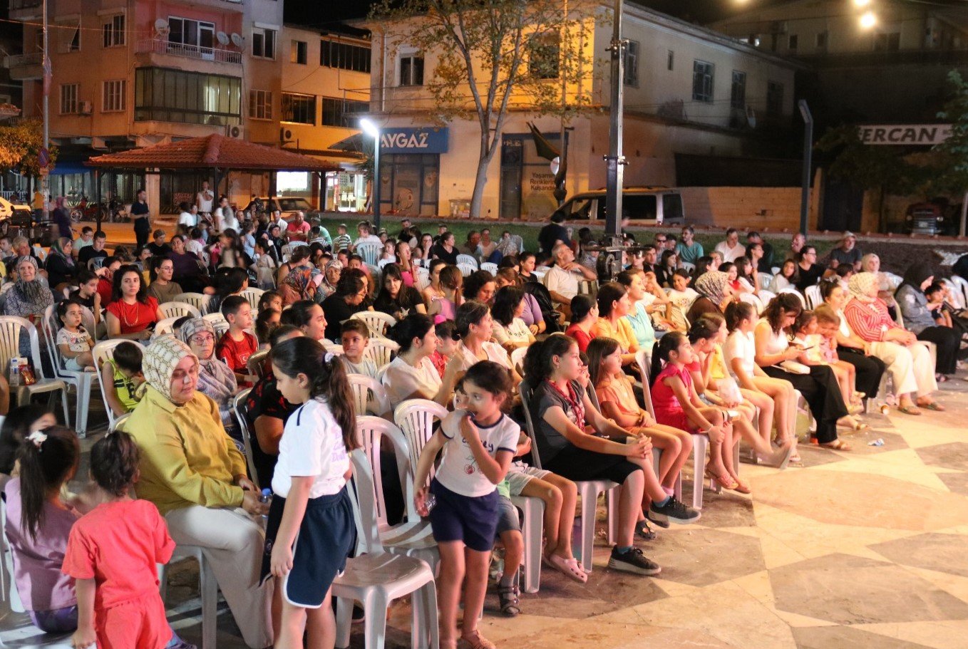 Başkan Çerçioğlu Yenipazar’da vatandaşları açık hava sineması ile buluşturdu