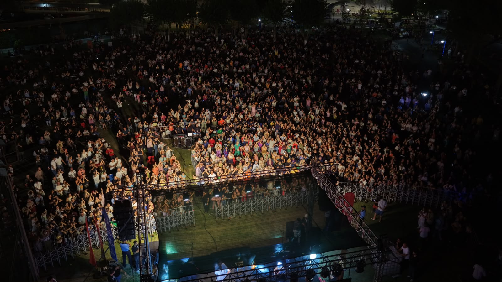 Başkan Çerçioğlu’ndan Tekstil Park’ın eşsiz atmosferinde yaz konseri