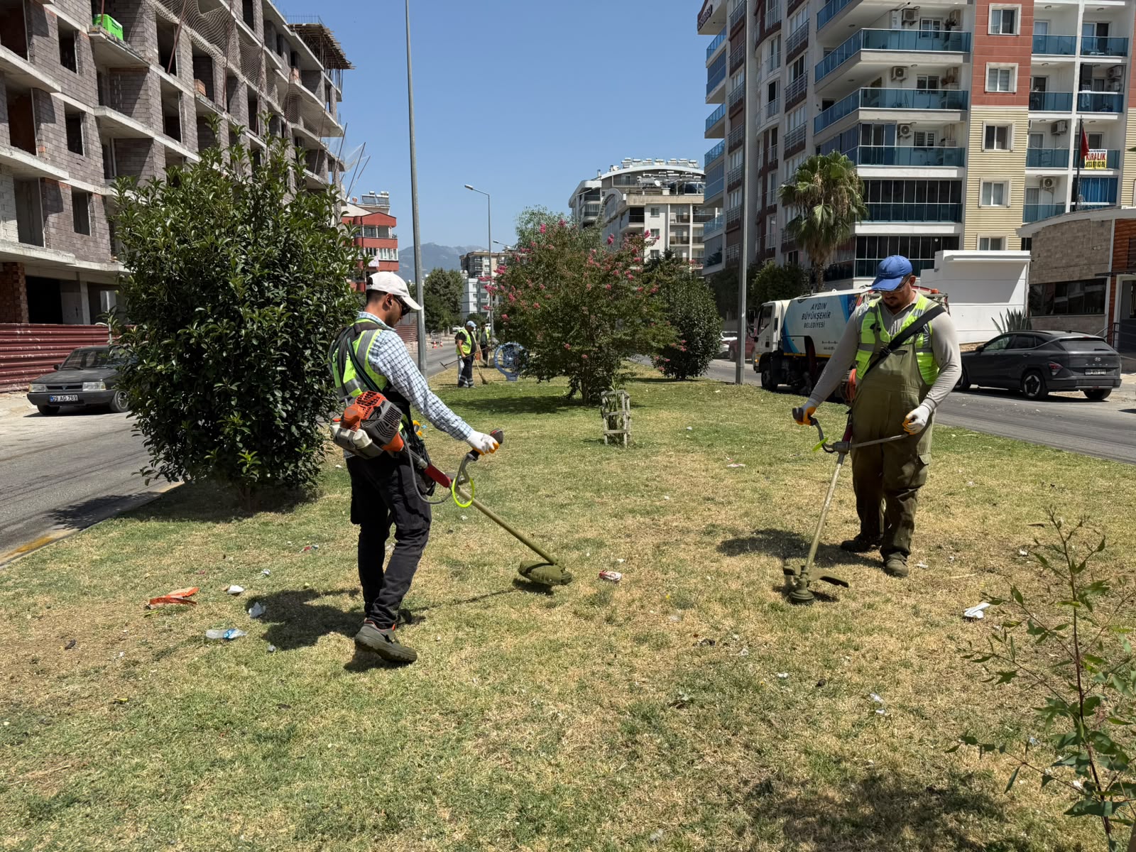 Aydın Büyükşehir Belediyesi’nin çalışmaları ile kentin yeşil alanları pırıl pırıl oluyor