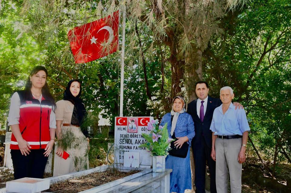 Aydın Aile ve Sosyal Hizmetler İl Müdürü İlkay Türkoğlu şehid öğretmen Şenol Akar’ın kabrini ziyaret etti