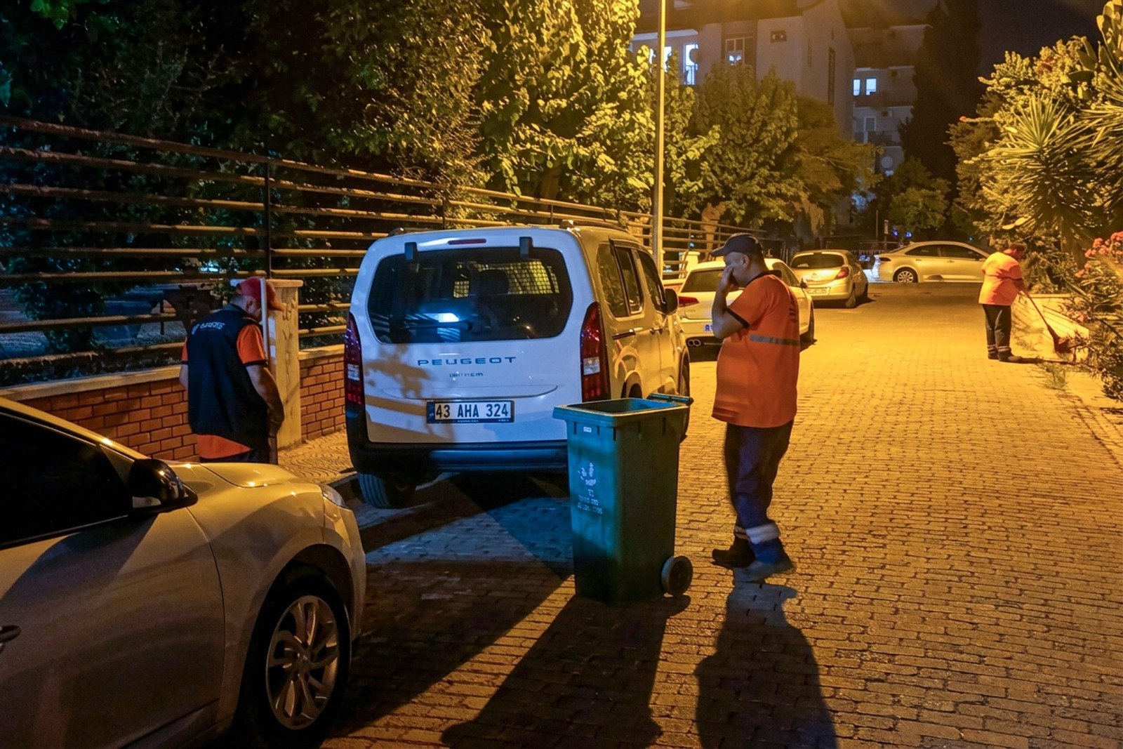 Efeler’de gece mesaisi: Temizlik ekipleri köşe bucak çalışıyor