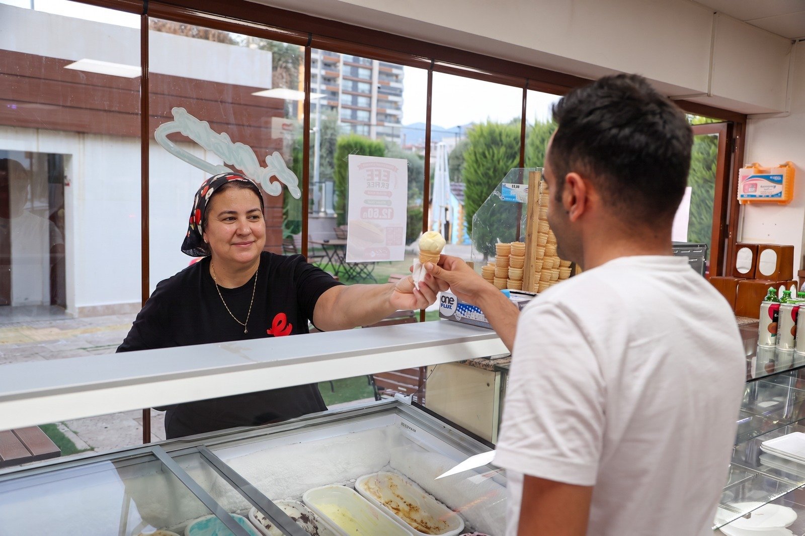 Efeler’in Bilim Kafe’si saat 23.00’e kadar misafirlerini ağırlamaya başladı
