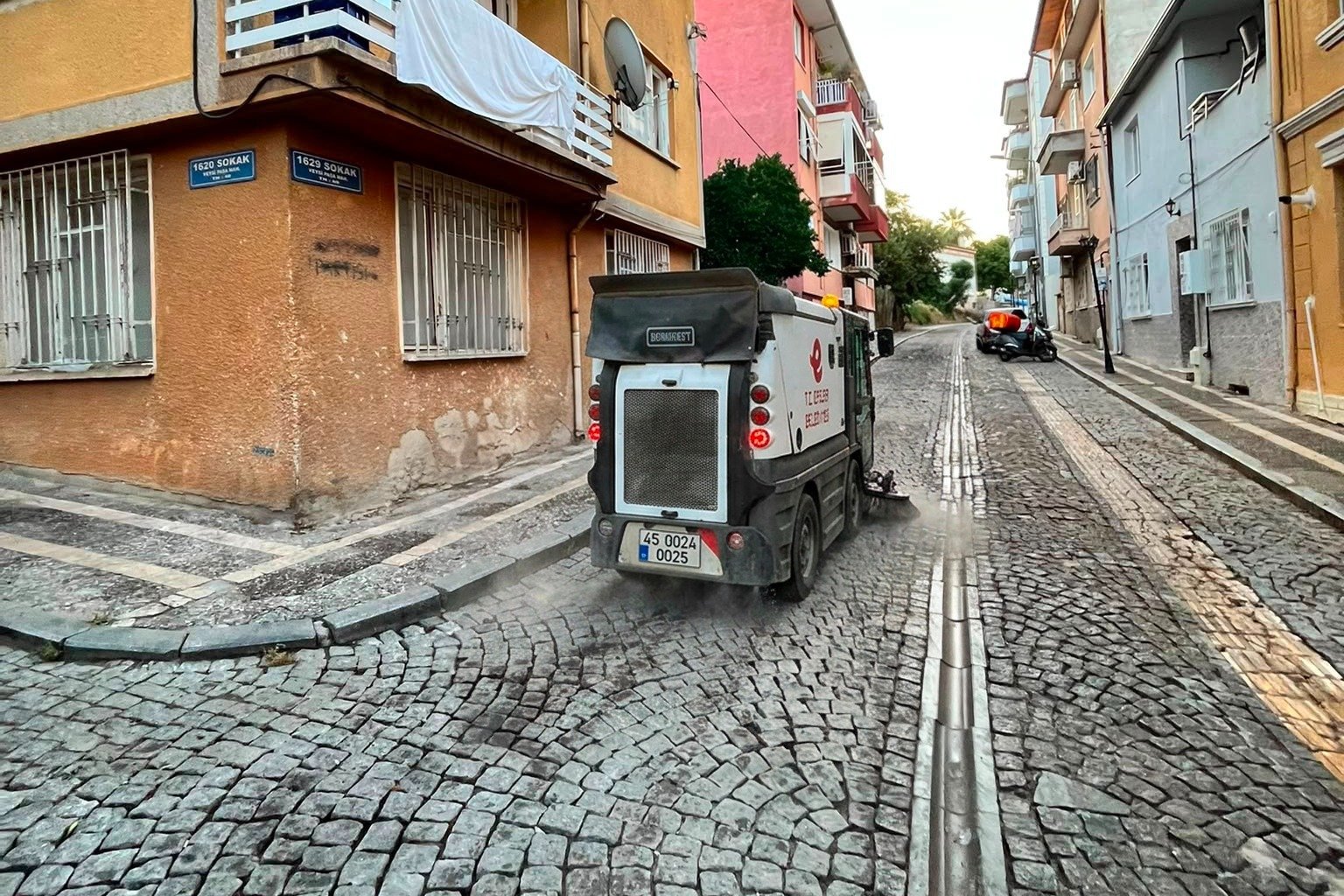 Efeler’in tarihi çarşılarında kapsamlı temizlik seferberliği