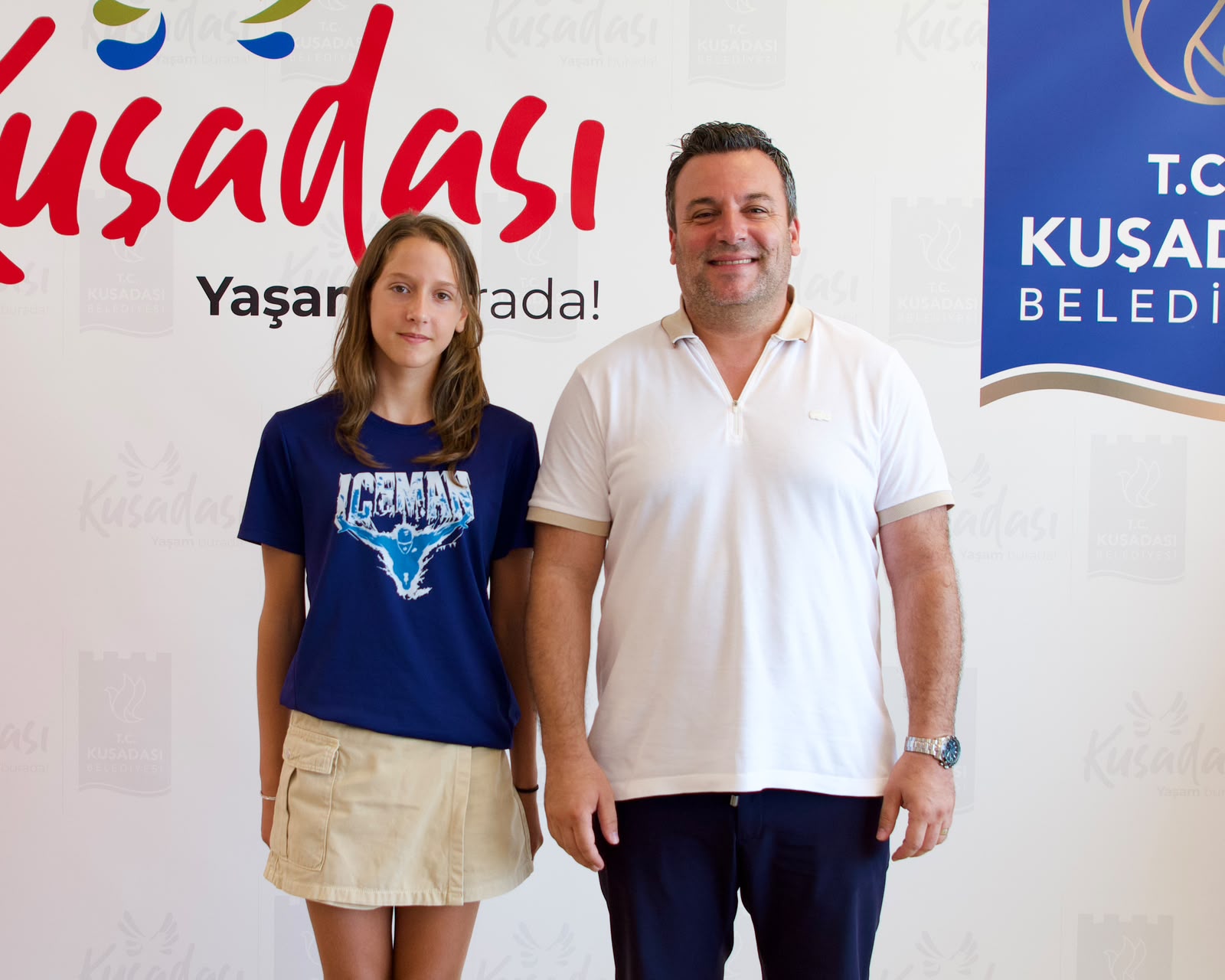 Kuşadası’nın altın kulaçı Ceren Yaşar başarısını başkan vekili Tahsin Demirtaş ile paylaştı