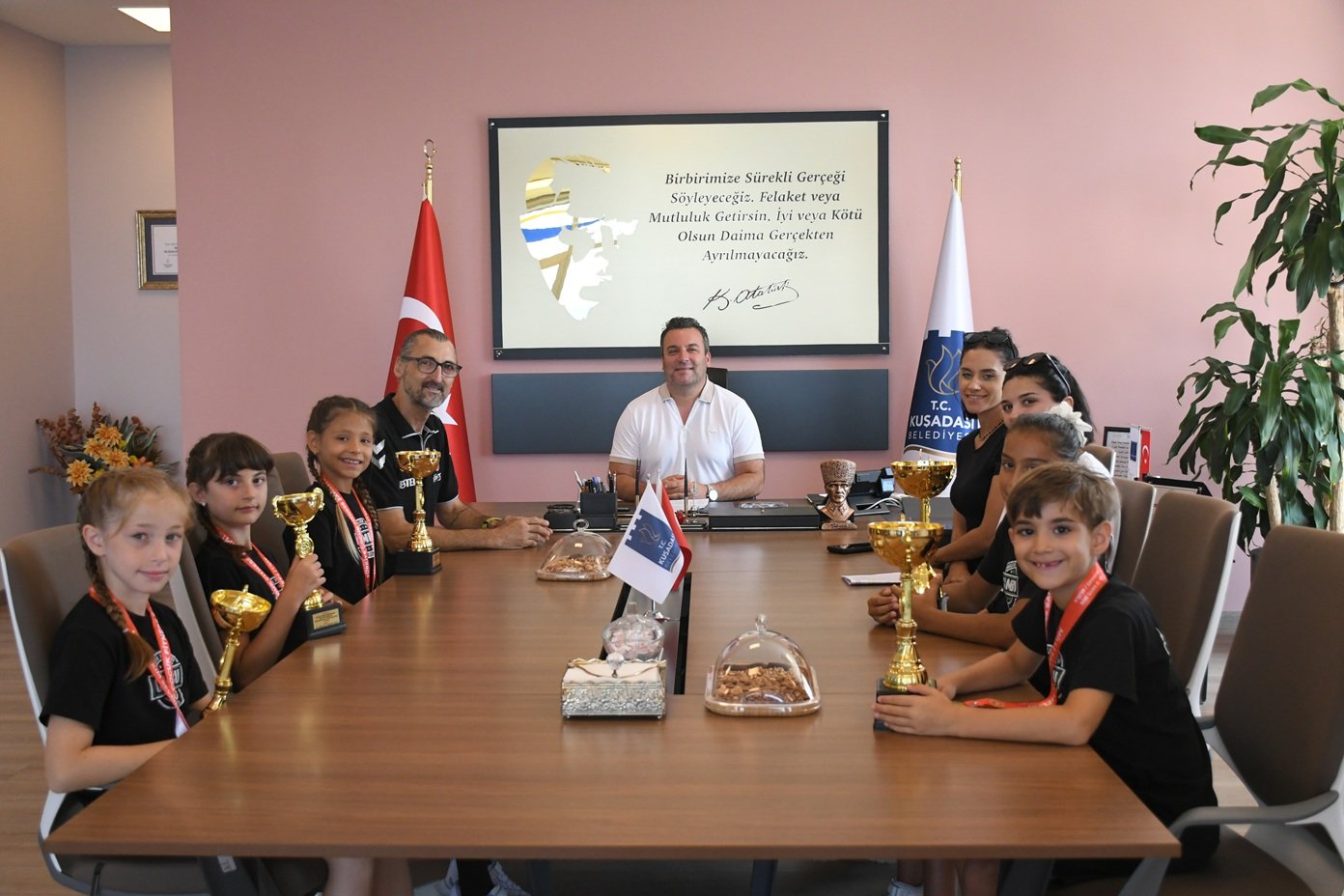Kuşadası’nın gururu minik jimnastikçilerden başkan vekiline ziyaret