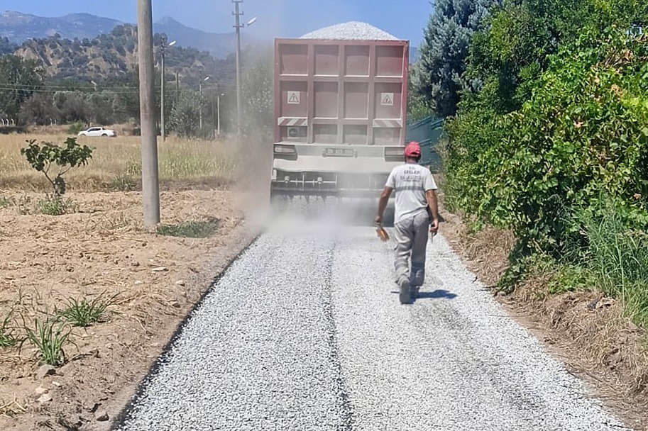 Başkan Yetişkin Efeler’in yollarını yeniliyor