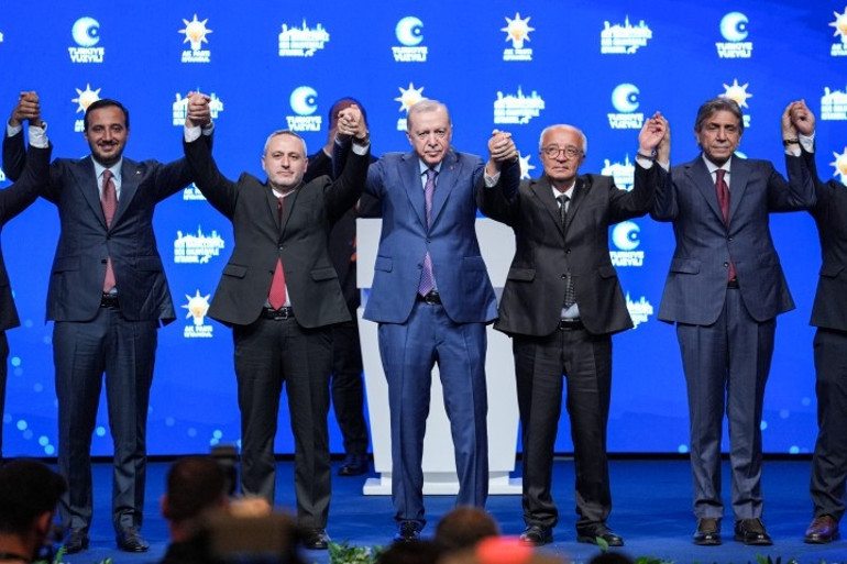İstanbul’da 3 belediye başkanı AK Parti’ye katıldı: Rozetlerini Cumhurbaşkanı Erdoğan taktı