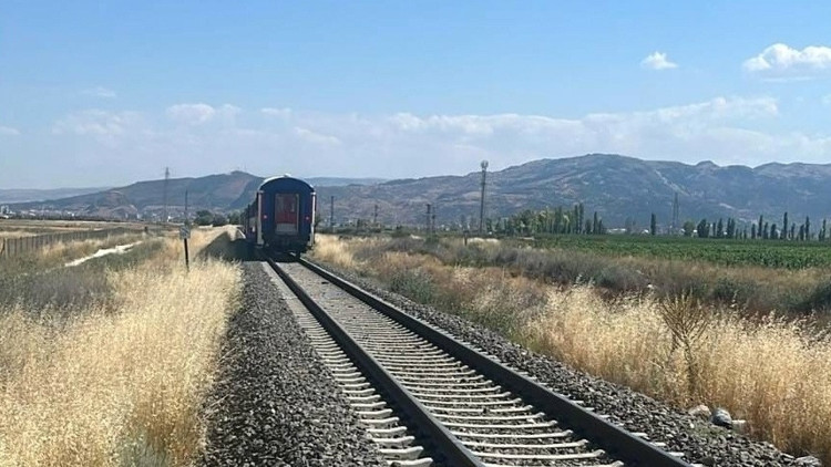 Trenin çarptığı tarım aracındaki 1 kişi öldü, 2 kişi yaralandı