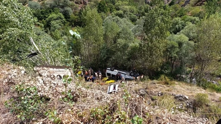 Minibüs uçuruma yuvarlandı: 4 ölü, 10 yaralı var