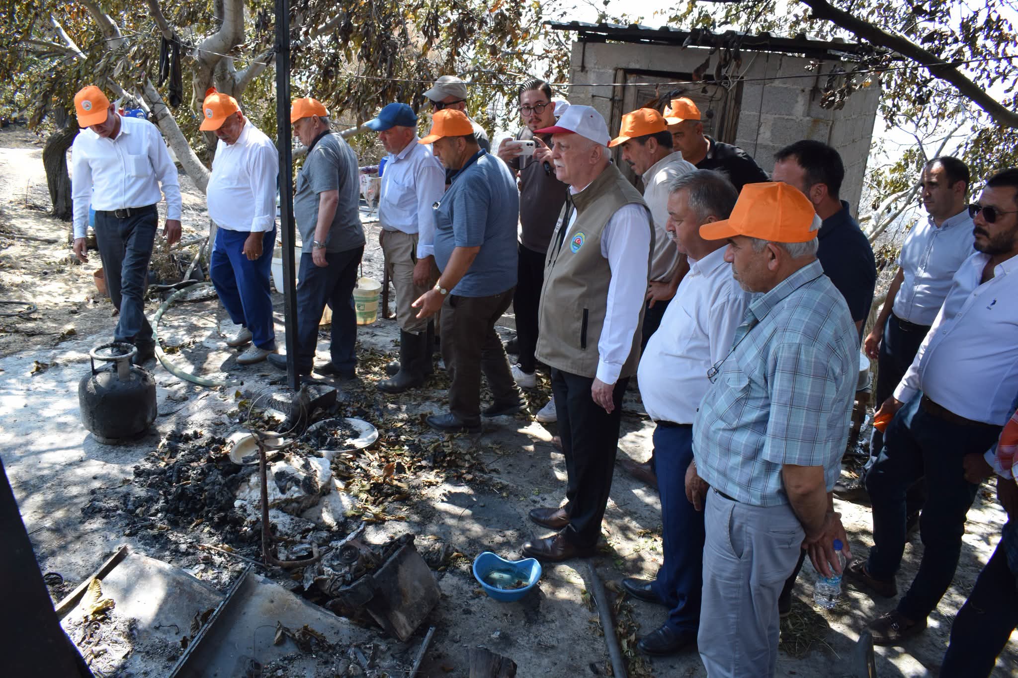 Bayraktar ve Eşiyok, yangından zarar gören çiftçilerle buluştu