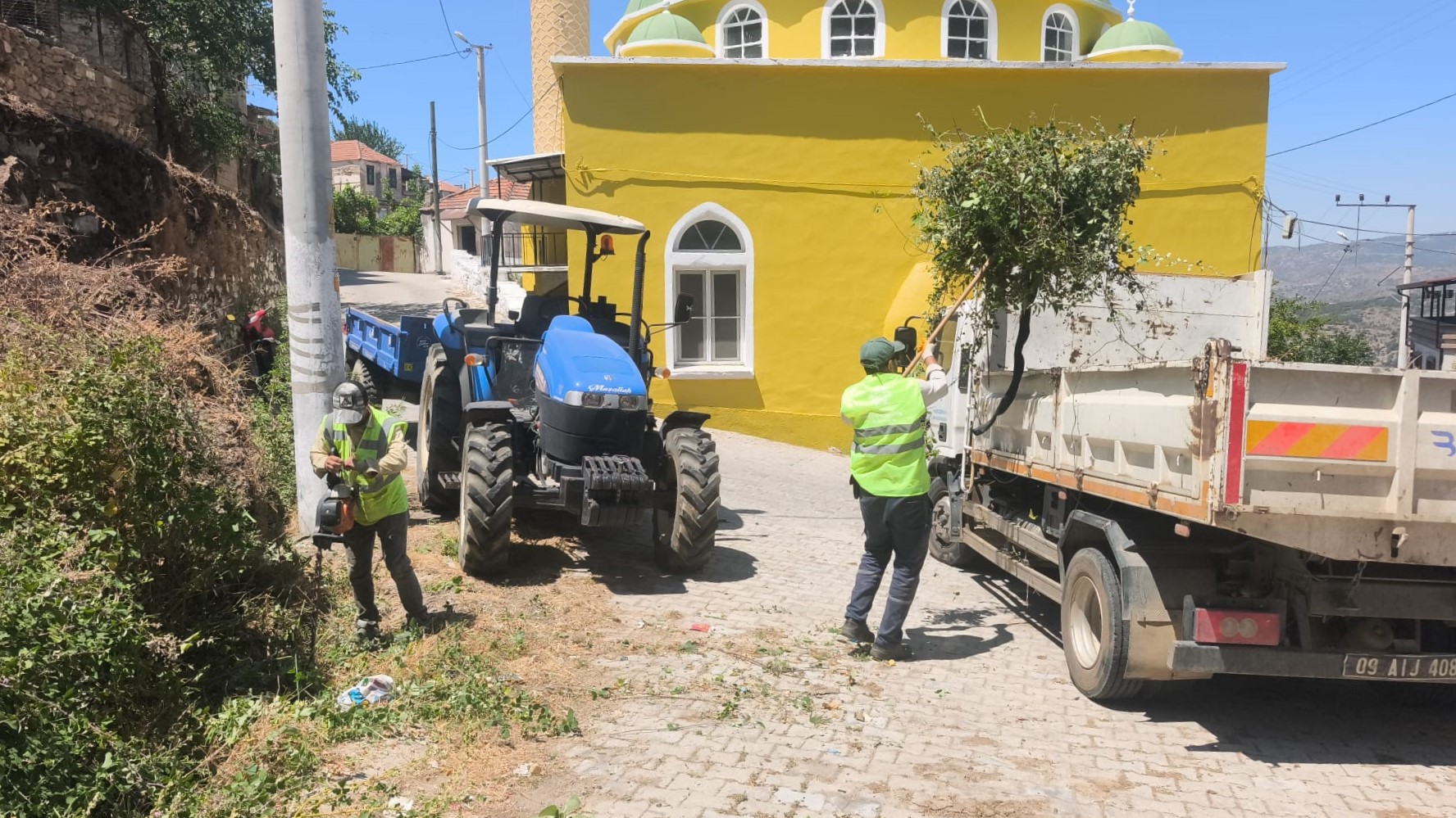 Başkan Çerçioğlu öncülüğünde Karpuzlu’da yeşil alanlarda kapsamlı bakım ve düzenleme çalışması