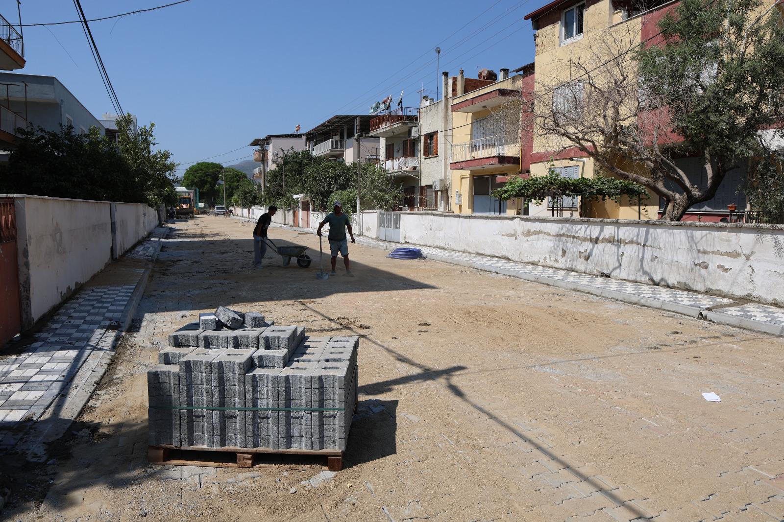 Söke’de Cumhuriyet Mahallesi’nde yol yenileme çalışmaları tüm hızıyla sürüyor