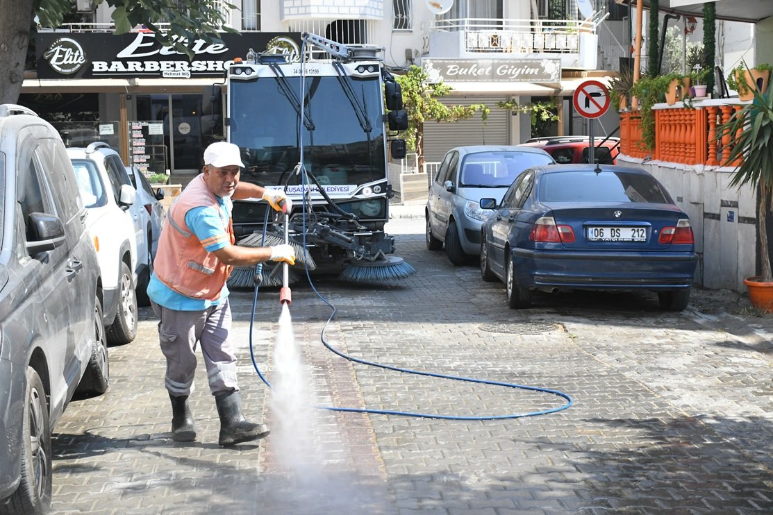 Kuşadası’nda temizlik mesaisi 7/24 sürüyor