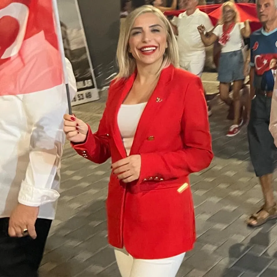Kuşadası  CHP’li Belediye Meclis Üyesi Gülden Akbulut, parti üyeliğinden istifa etti