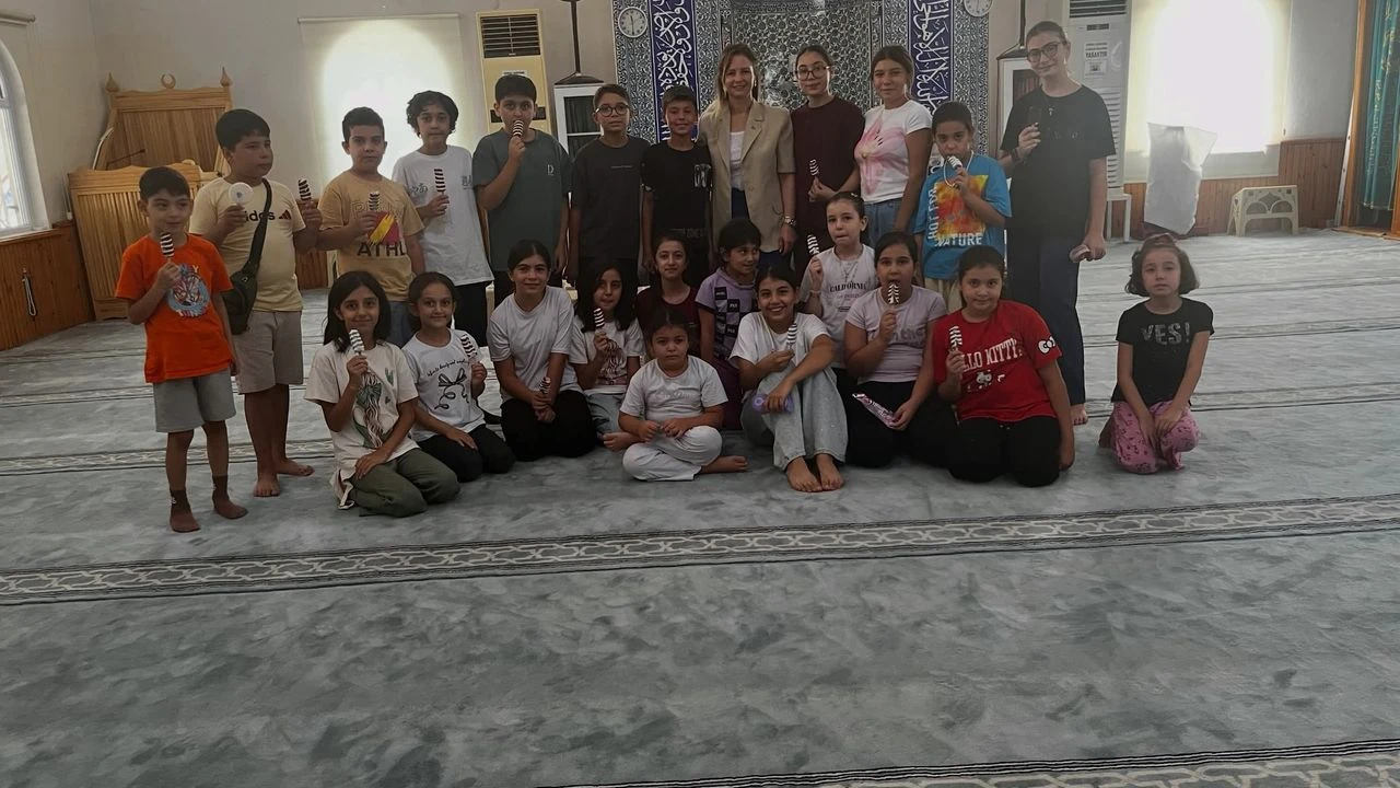 Efeler Mahalle Muhtarı Elif Cesaretli’den camiye gelen çocuklara dondurma ikramı