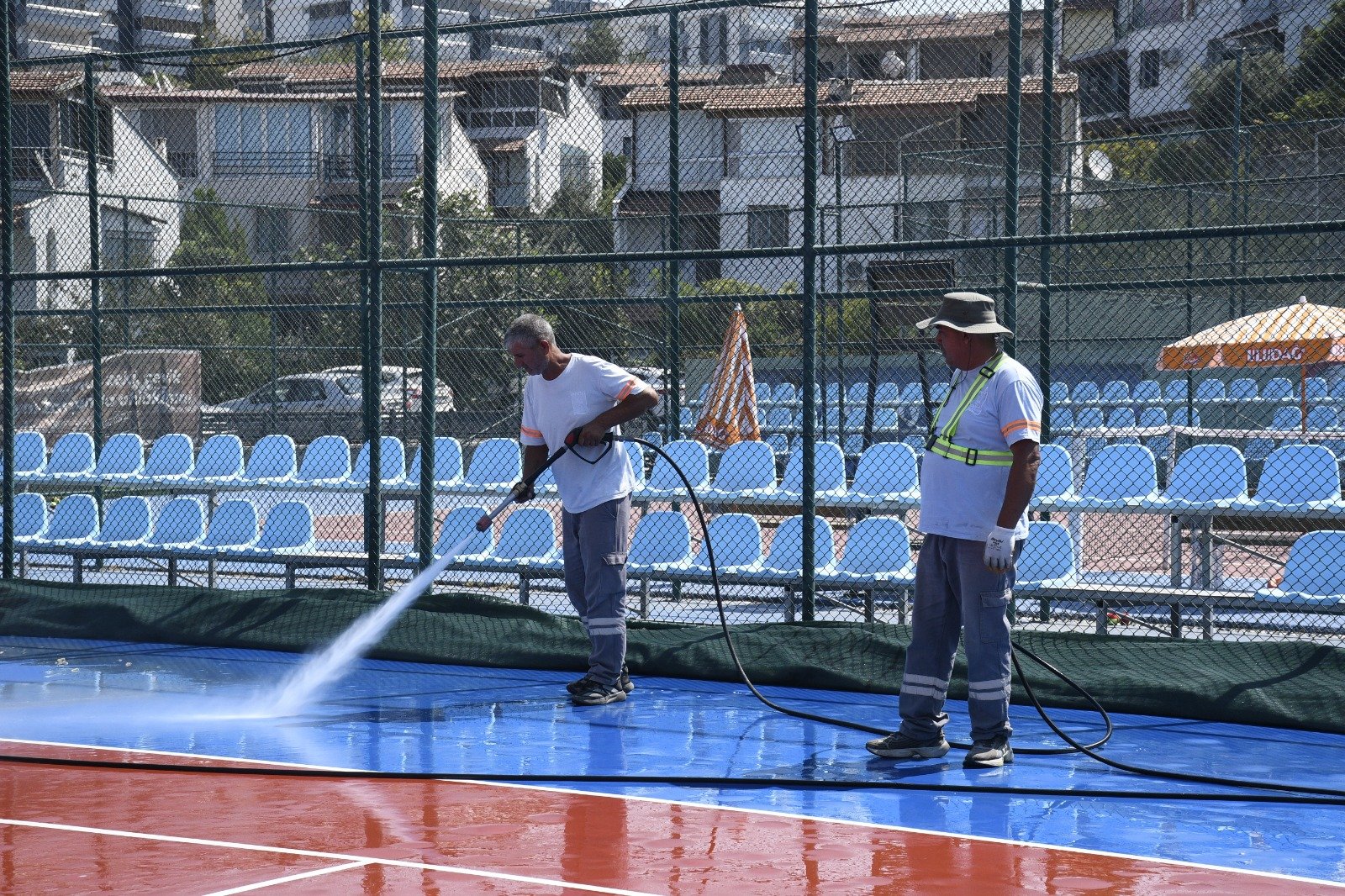 Kuşadası tenis kulübünde kapsamlı temizlik çalışması