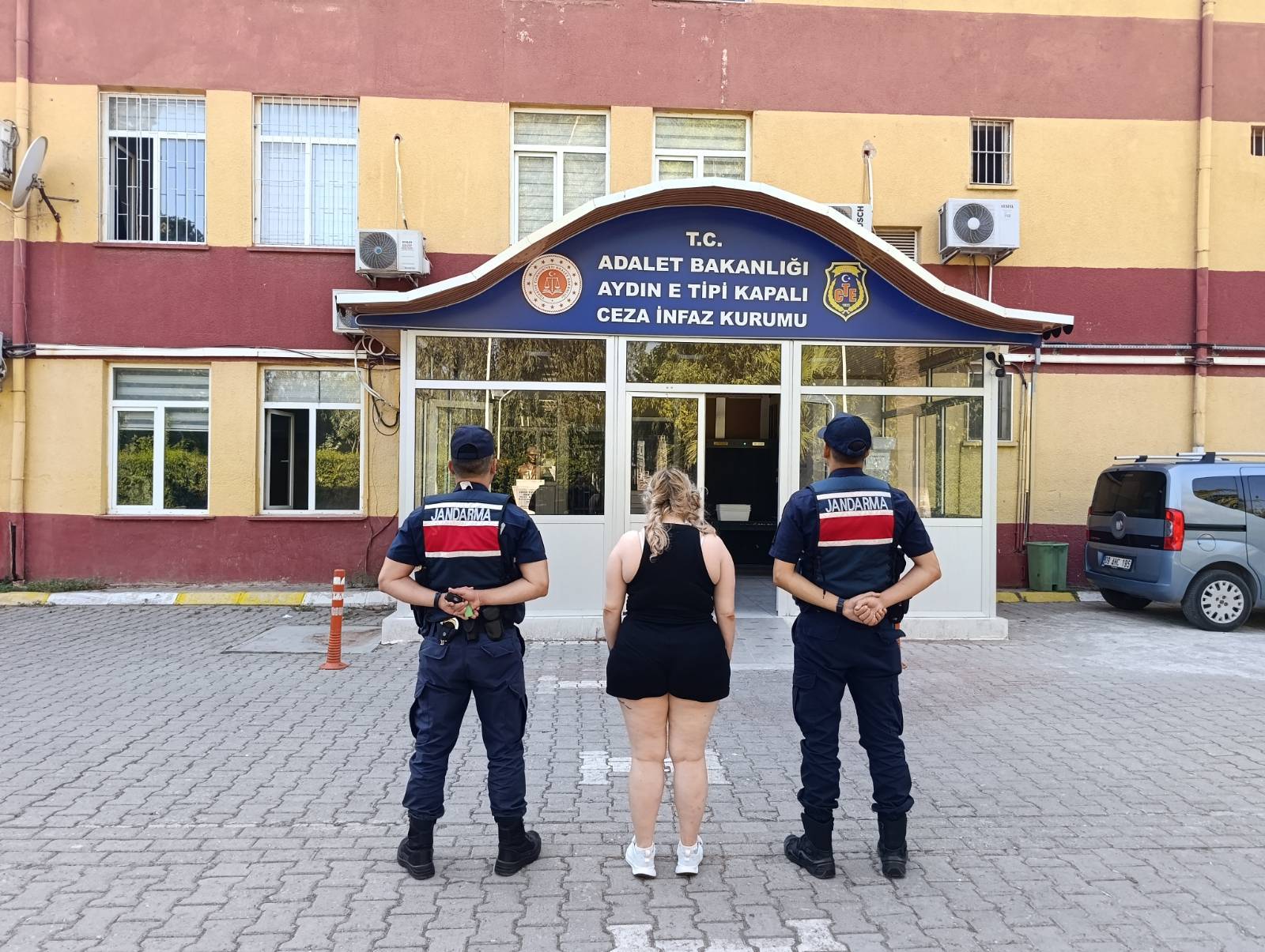 Kuşadası’nda kadın zehir taciri tutuklandı