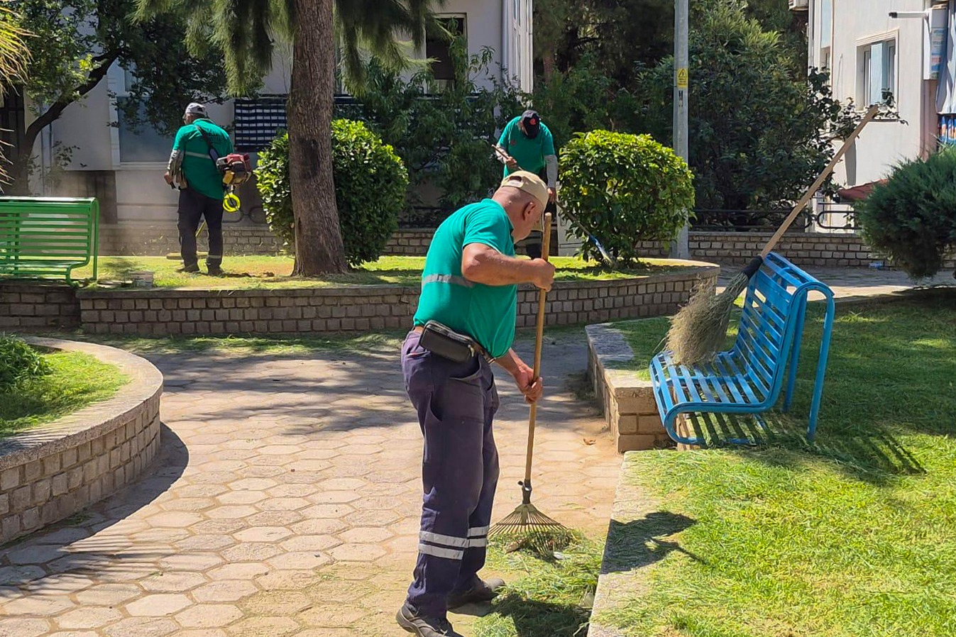 Efeler’in parklarında düzenli bakım sürüyor