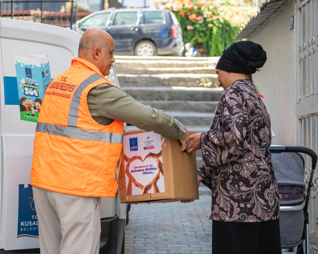 Kuşadası Belediyesi’nden ihtiyaç sahiplerine yıl boyunca gıda kolisi desteği