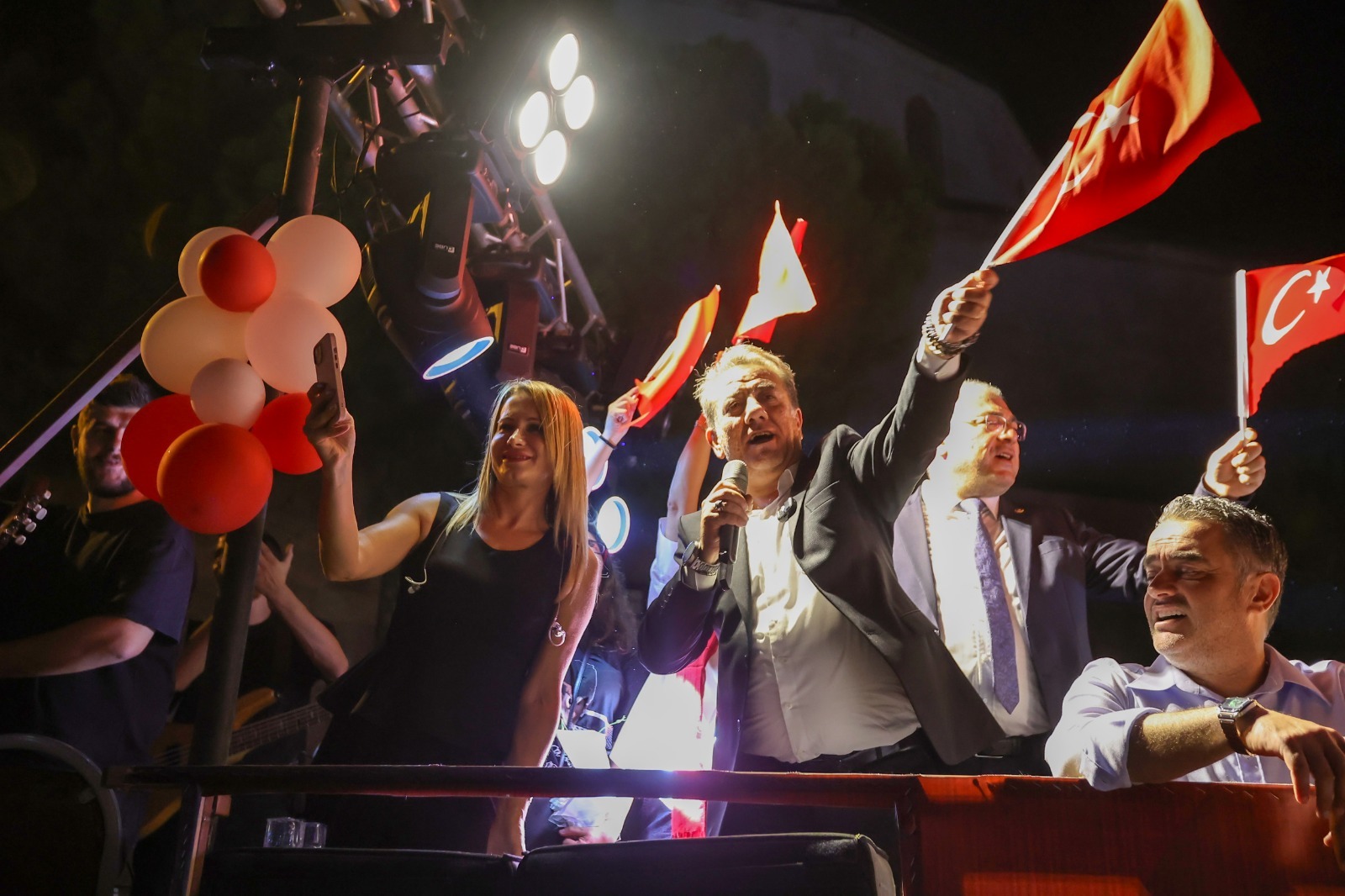 Başkan Anıl Yetişkin binlerle yürüdü: Efeler’de kurtuluş coşkusu geceyi aydınlattı