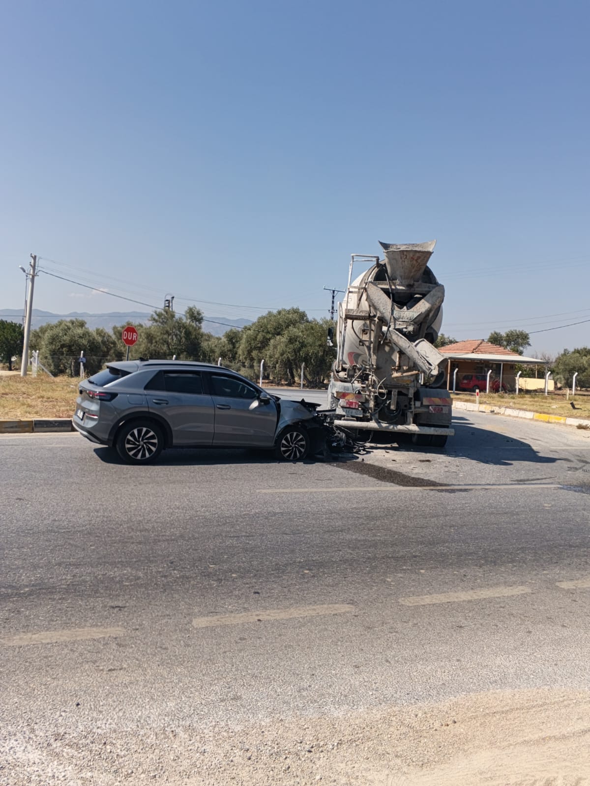 Çine’de beton mikseri ile otomobil çarpıştı: 1 yaralı