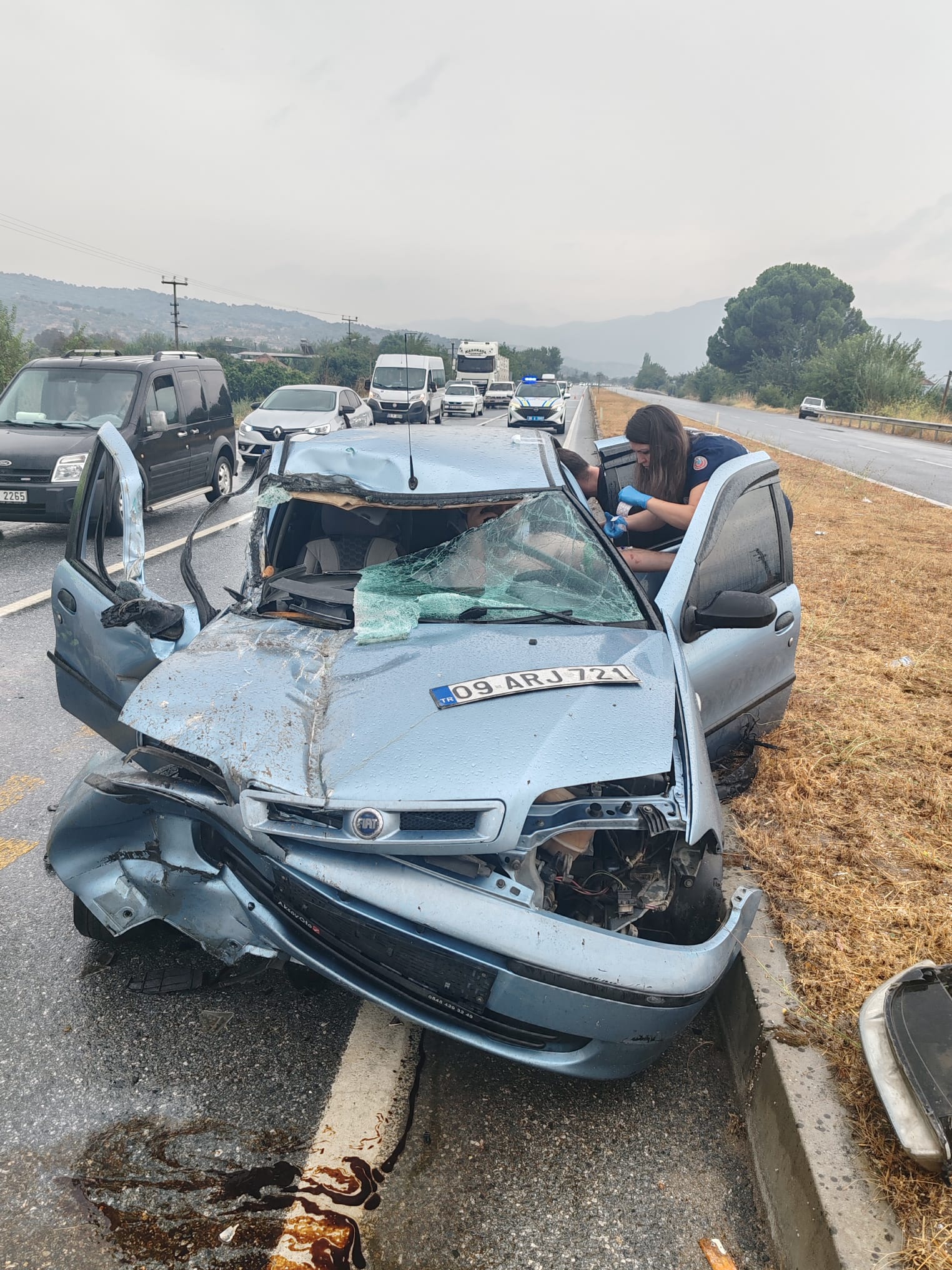 Çine’de otomobil orta refüje çarptı: 3 yaralı