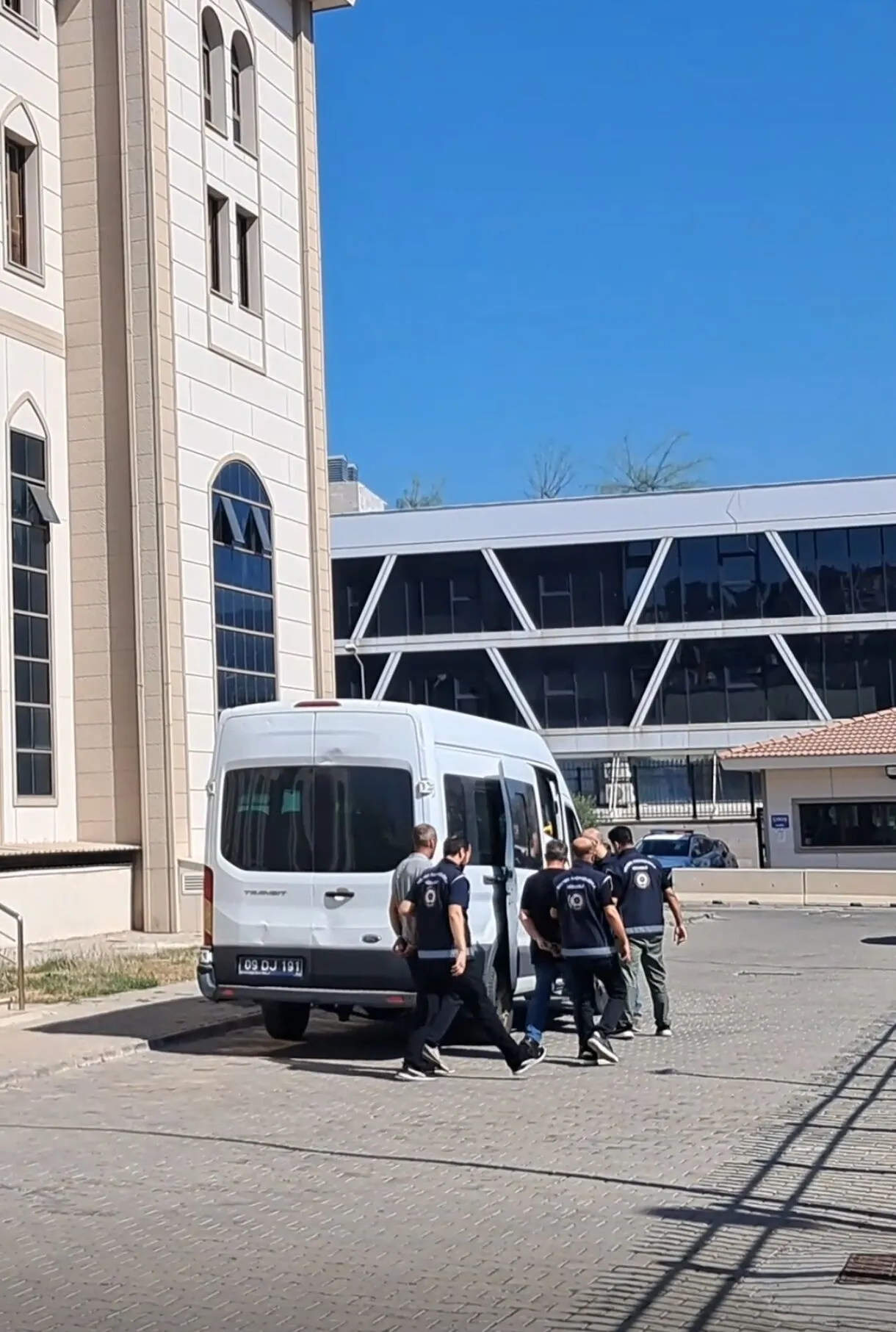 Kuşadası’nda göçmen kaçakçılığı operasyonu 4 tutuklama