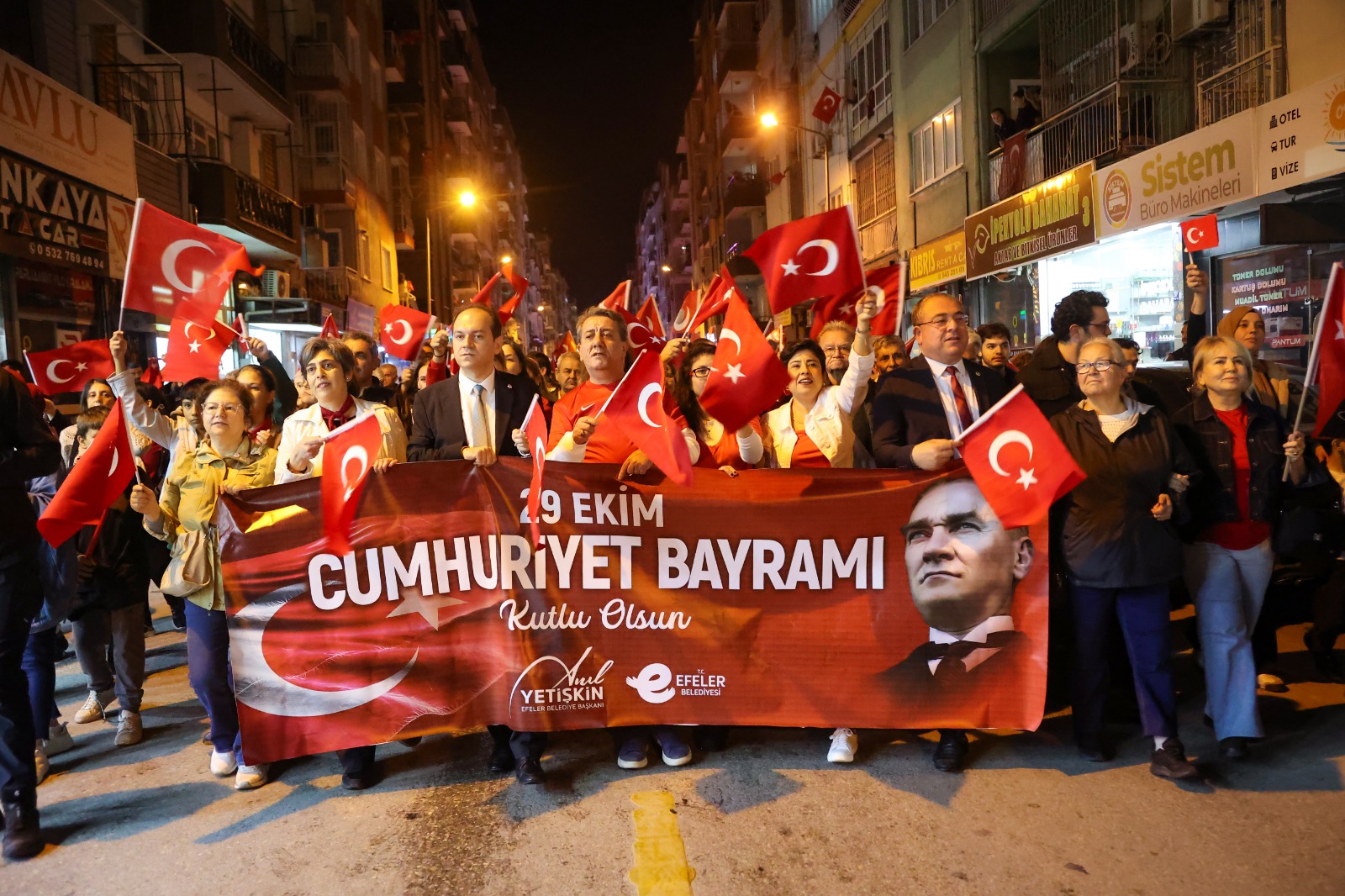 Efeler’de cumhuriyet yürüyüşüne binler akın etti