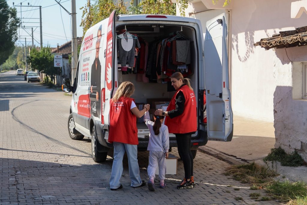 Efeler’de sosyal hizmet vatandaşların ayağına gidiyor