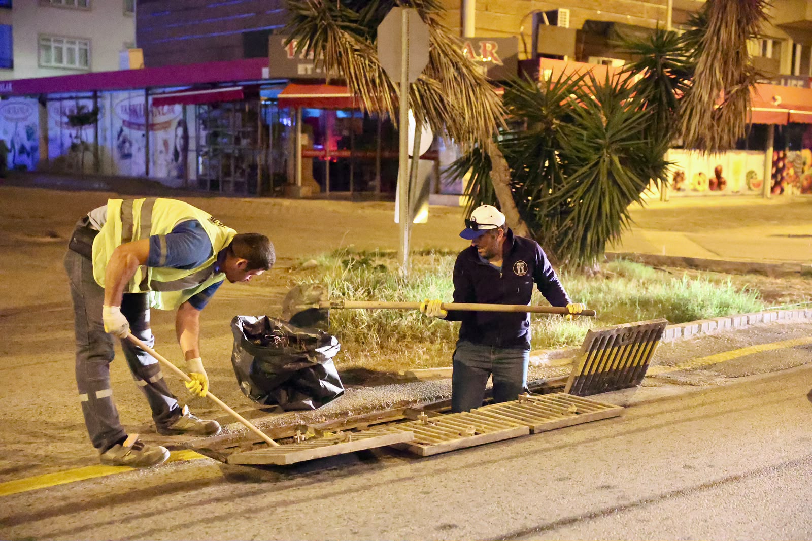 Didim Belediyesinden yoğun yağış öncesi ızgara ve rögar temizliği