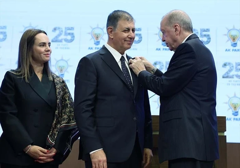  İzmir Büyükşehir Belediye Başkanı Cemil Tugay, AK Parti’ye katıldı | ‘İzmir’i yeniden inşa etmek üzere yola çıkıyoruz