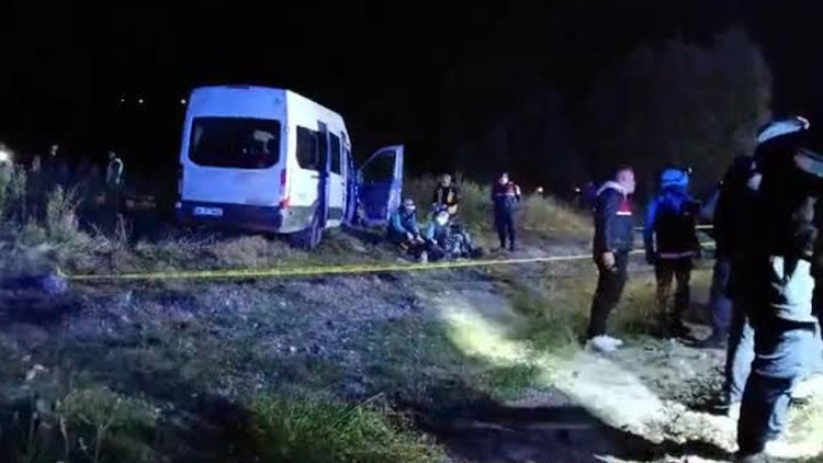 İş makinesi ile 2 işçi servisi çarpıştı: 1 ölü, 15 yaralı