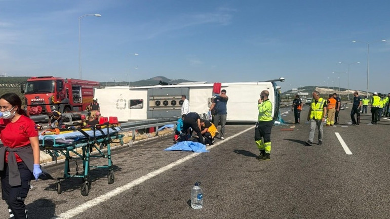 Katliam gibi kaza! TIR ile otobüs çarpıştı: 11 ölü, 27 yaralı