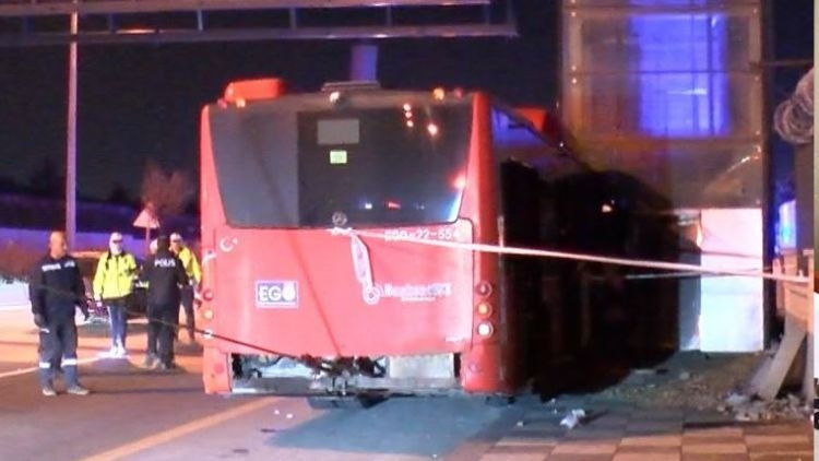 Belediye otobüsü üst geçide çarptı: 24 yaralı